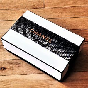 CHANEL gift box with filling, ribbon, wrapping paper. NEW